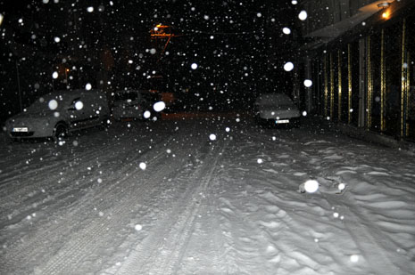 Hakkari ve Yüksekovada akşam saatlerinde başlayan yoğun kar yağışı etkisini artırırken, yüksek kesimlerde birçok köy yolu ulaşıma kapandığı öğrenildi.
