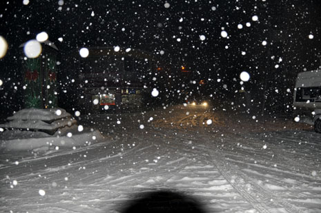 Hakkari ve Yüksekovada akşam saatlerinde başlayan yoğun kar yağışı etkisini artırırken, yüksek kesimlerde birçok köy yolu ulaşıma kapandığı öğrenildi.
