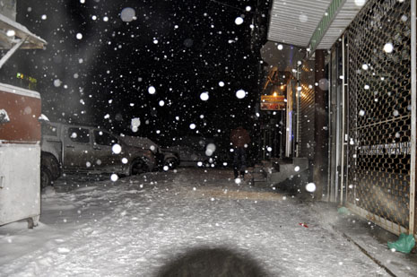 Hakkari ve Yüksekovada akşam saatlerinde başlayan yoğun kar yağışı etkisini artırırken, yüksek kesimlerde birçok köy yolu ulaşıma kapandığı öğrenildi.
