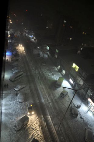 Hakkari ve Yüksekovada akşam saatlerinde başlayan yoğun kar yağışı etkisini artırırken, yüksek kesimlerde birçok köy yolu ulaşıma kapandığı öğrenildi.
