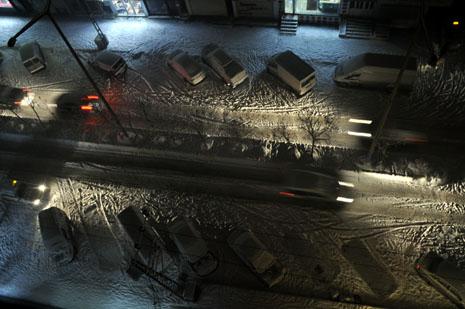 Hakkari ve Yüksekovada akşam saatlerinde başlayan yoğun kar yağışı etkisini artırırken, yüksek kesimlerde birçok köy yolu ulaşıma kapandığı öğrenildi.
