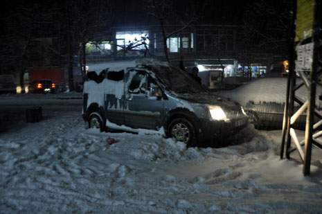 Hakkari ve Yüksekovada akşam saatlerinde başlayan yoğun kar yağışı etkisini artırırken, yüksek kesimlerde birçok köy yolu ulaşıma kapandığı öğrenildi.
