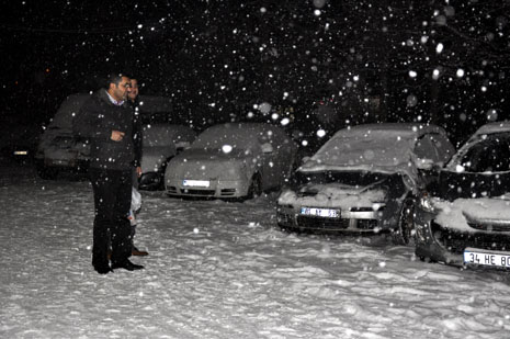 Hakkari ve Yüksekovada akşam saatlerinde başlayan yoğun kar yağışı etkisini artırırken, yüksek kesimlerde birçok köy yolu ulaşıma kapandığı öğrenildi.
