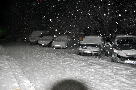 Hakkari ve Yüksekovada akşam saatlerinde başlayan yoğun kar yağışı etkisini artırırken, yüksek kesimlerde birçok köy yolu ulaşıma kapandığı öğrenildi.
