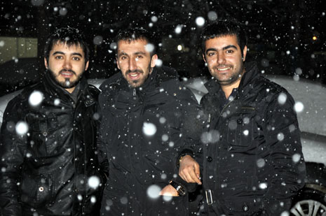 Hakkari ve Yüksekovada akşam saatlerinde başlayan yoğun kar yağışı etkisini artırırken, yüksek kesimlerde birçok köy yolu ulaşıma kapandığı öğrenildi.
