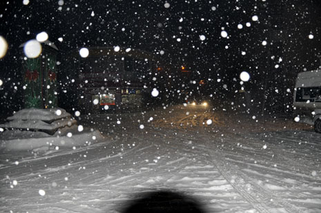 Hakkari ve Yüksekovada akşam saatlerinde başlayan yoğun kar yağışı etkisini artırırken, yüksek kesimlerde birçok köy yolu ulaşıma kapandığı öğrenildi.
