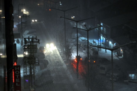 Hakkari ve Yüksekovada akşam saatlerinde başlayan yoğun kar yağışı etkisini artırırken, yüksek kesimlerde birçok köy yolu ulaşıma kapandığı öğrenildi.

