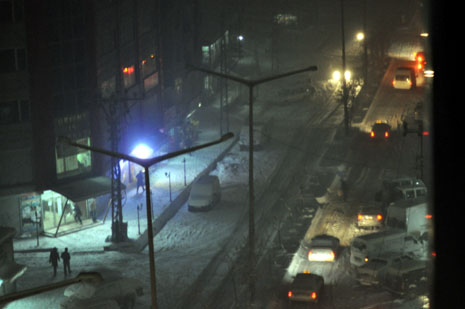 Hakkari ve Yüksekovada akşam saatlerinde başlayan yoğun kar yağışı etkisini artırırken, yüksek kesimlerde birçok köy yolu ulaşıma kapandığı öğrenildi.
