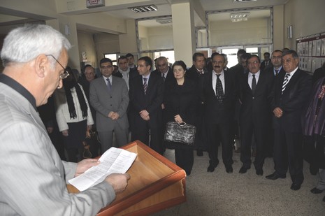 Hakkarinin Yüksekova ilçesinde Halk Eğitim Müdürlüğü bünyesinde Gümüş Takı İşletmeciliği ve Hazır Örme kursu öğrencilerin hünerlerini sergilediler.