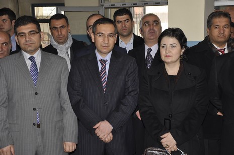 Hakkarinin Yüksekova ilçesinde Halk Eğitim Müdürlüğü bünyesinde Gümüş Takı İşletmeciliği ve Hazır Örme kursu öğrencilerin hünerlerini sergilediler.