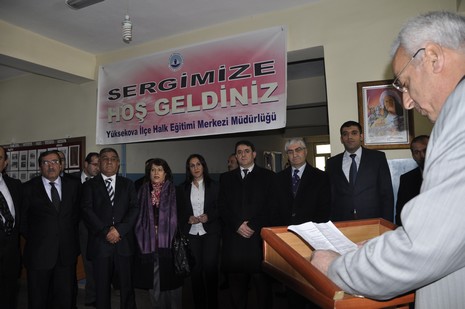 Hakkarinin Yüksekova ilçesinde Halk Eğitim Müdürlüğü bünyesinde Gümüş Takı İşletmeciliği ve Hazır Örme kursu öğrencilerin hünerlerini sergilediler.