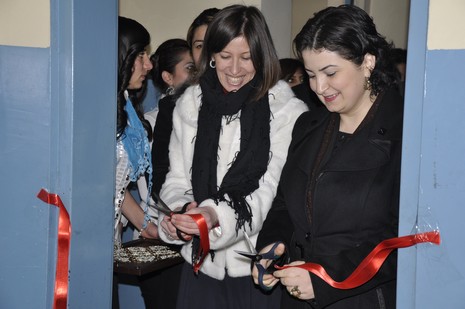 Hakkarinin Yüksekova ilçesinde Halk Eğitim Müdürlüğü bünyesinde Gümüş Takı İşletmeciliği ve Hazır Örme kursu öğrencilerin hünerlerini sergilediler.