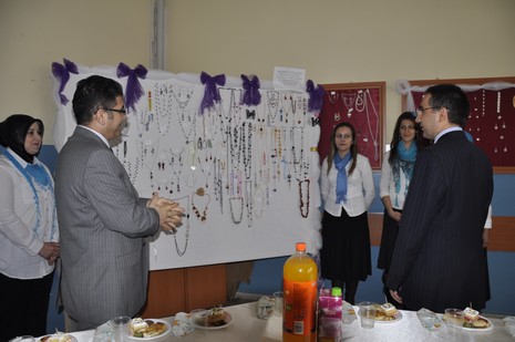Hakkarinin Yüksekova ilçesinde Halk Eğitim Müdürlüğü bünyesinde Gümüş Takı İşletmeciliği ve Hazır Örme kursu öğrencilerin hünerlerini sergilediler.