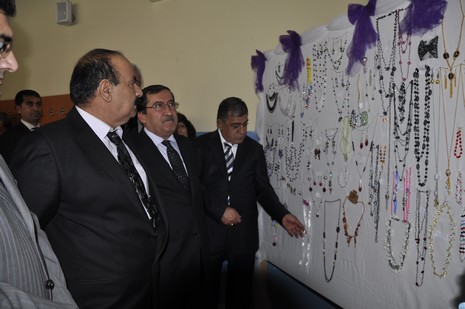 Hakkarinin Yüksekova ilçesinde Halk Eğitim Müdürlüğü bünyesinde Gümüş Takı İşletmeciliği ve Hazır Örme kursu öğrencilerin hünerlerini sergilediler.