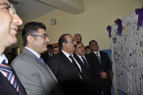 Hakkarinin Yüksekova ilçesinde Halk Eğitim Müdürlüğü bünyesinde Gümüş Takı İşletmeciliği ve Hazır Örme kursu öğrencilerin hünerlerini sergilediler.