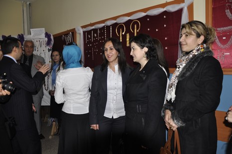 Hakkarinin Yüksekova ilçesinde Halk Eğitim Müdürlüğü bünyesinde Gümüş Takı İşletmeciliği ve Hazır Örme kursu öğrencilerin hünerlerini sergilediler.