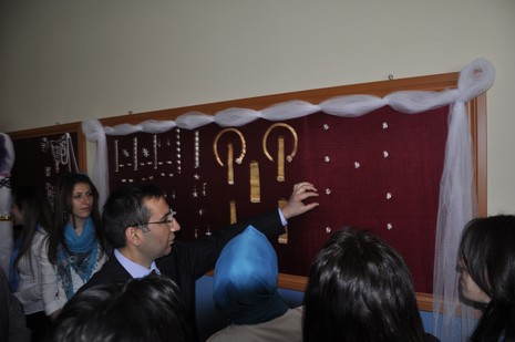 Hakkarinin Yüksekova ilçesinde Halk Eğitim Müdürlüğü bünyesinde Gümüş Takı İşletmeciliği ve Hazır Örme kursu öğrencilerin hünerlerini sergilediler.