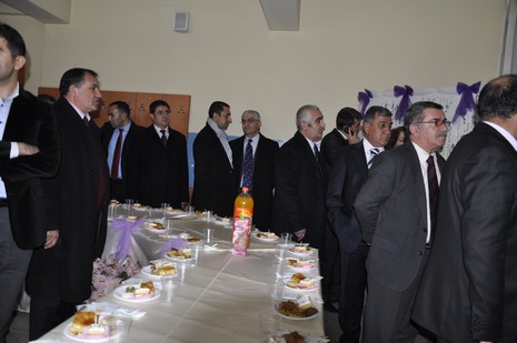 Hakkarinin Yüksekova ilçesinde Halk Eğitim Müdürlüğü bünyesinde Gümüş Takı İşletmeciliği ve Hazır Örme kursu öğrencilerin hünerlerini sergilediler.