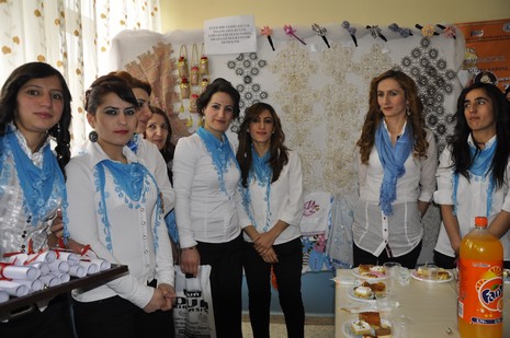 Hakkarinin Yüksekova ilçesinde Halk Eğitim Müdürlüğü bünyesinde Gümüş Takı İşletmeciliği ve Hazır Örme kursu öğrencilerin hünerlerini sergilediler.
