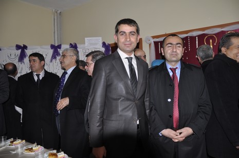 Hakkarinin Yüksekova ilçesinde Halk Eğitim Müdürlüğü bünyesinde Gümüş Takı İşletmeciliği ve Hazır Örme kursu öğrencilerin hünerlerini sergilediler.