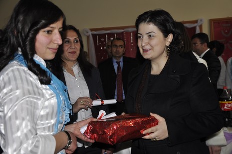 Hakkarinin Yüksekova ilçesinde Halk Eğitim Müdürlüğü bünyesinde Gümüş Takı İşletmeciliği ve Hazır Örme kursu öğrencilerin hünerlerini sergilediler.