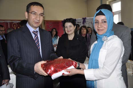 Hakkarinin Yüksekova ilçesinde Halk Eğitim Müdürlüğü bünyesinde Gümüş Takı İşletmeciliği ve Hazır Örme kursu öğrencilerin hünerlerini sergilediler.