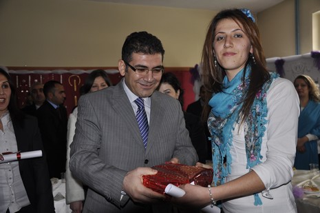 Hakkarinin Yüksekova ilçesinde Halk Eğitim Müdürlüğü bünyesinde Gümüş Takı İşletmeciliği ve Hazır Örme kursu öğrencilerin hünerlerini sergilediler.