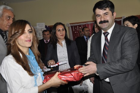 Hakkarinin Yüksekova ilçesinde Halk Eğitim Müdürlüğü bünyesinde Gümüş Takı İşletmeciliği ve Hazır Örme kursu öğrencilerin hünerlerini sergilediler.