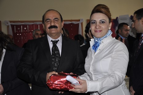 Hakkarinin Yüksekova ilçesinde Halk Eğitim Müdürlüğü bünyesinde Gümüş Takı İşletmeciliği ve Hazır Örme kursu öğrencilerin hünerlerini sergilediler.