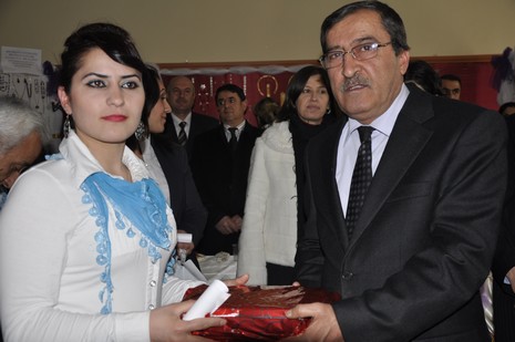 Hakkarinin Yüksekova ilçesinde Halk Eğitim Müdürlüğü bünyesinde Gümüş Takı İşletmeciliği ve Hazır Örme kursu öğrencilerin hünerlerini sergilediler.