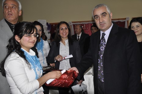Hakkarinin Yüksekova ilçesinde Halk Eğitim Müdürlüğü bünyesinde Gümüş Takı İşletmeciliği ve Hazır Örme kursu öğrencilerin hünerlerini sergilediler.