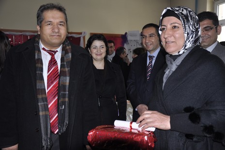 Hakkarinin Yüksekova ilçesinde Halk Eğitim Müdürlüğü bünyesinde Gümüş Takı İşletmeciliği ve Hazır Örme kursu öğrencilerin hünerlerini sergilediler.