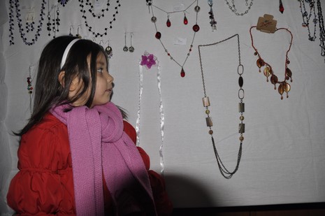 Hakkarinin Yüksekova ilçesinde Halk Eğitim Müdürlüğü bünyesinde Gümüş Takı İşletmeciliği ve Hazır Örme kursu öğrencilerin hünerlerini sergilediler.