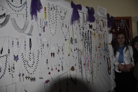 Hakkarinin Yüksekova ilçesinde Halk Eğitim Müdürlüğü bünyesinde Gümüş Takı İşletmeciliği ve Hazır Örme kursu öğrencilerin hünerlerini sergilediler.