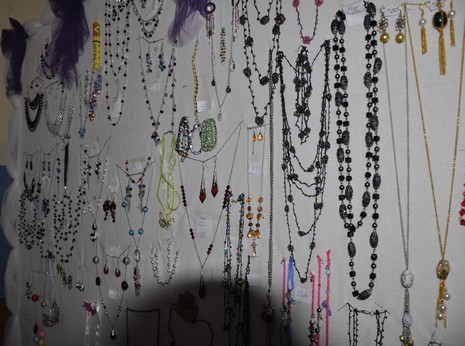 Hakkarinin Yüksekova ilçesinde Halk Eğitim Müdürlüğü bünyesinde Gümüş Takı İşletmeciliği ve Hazır Örme kursu öğrencilerin hünerlerini sergilediler.