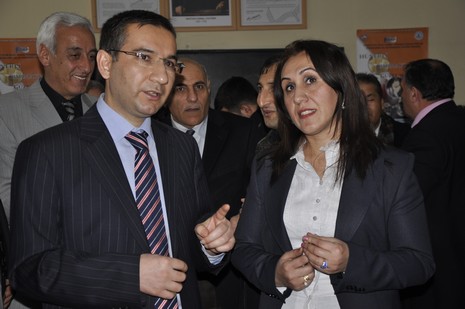 Hakkarinin Yüksekova ilçesinde Halk Eğitim Müdürlüğü bünyesinde Gümüş Takı İşletmeciliği ve Hazır Örme kursu öğrencilerin hünerlerini sergilediler.