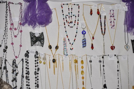 Hakkarinin Yüksekova ilçesinde Halk Eğitim Müdürlüğü bünyesinde Gümüş Takı İşletmeciliği ve Hazır Örme kursu öğrencilerin hünerlerini sergilediler.