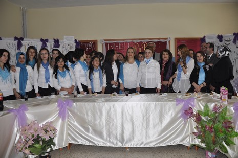 Hakkarinin Yüksekova ilçesinde Halk Eğitim Müdürlüğü bünyesinde Gümüş Takı İşletmeciliği ve Hazır Örme kursu öğrencilerin hünerlerini sergilediler.