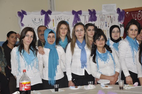 Hakkarinin Yüksekova ilçesinde Halk Eğitim Müdürlüğü bünyesinde Gümüş Takı İşletmeciliği ve Hazır Örme kursu öğrencilerin hünerlerini sergilediler.