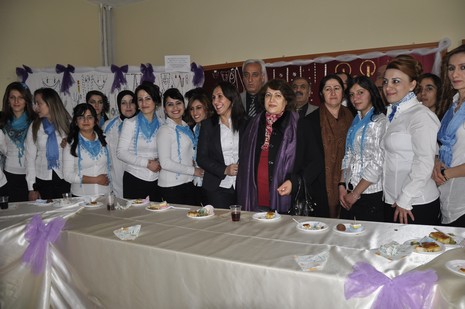 Hakkarinin Yüksekova ilçesinde Halk Eğitim Müdürlüğü bünyesinde Gümüş Takı İşletmeciliği ve Hazır Örme kursu öğrencilerin hünerlerini sergilediler.