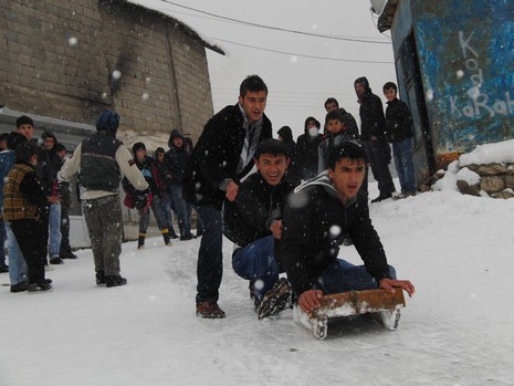 Hakkarinin Çukurca İlçesinde Dün Geceden İtibaren Aralıksız Süren Kar Yağışı, Kentte Günlük Hayatı Olumsuz Yönde Etkiledi