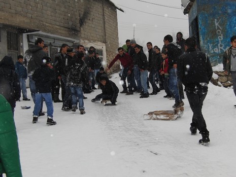 Hakkarinin Çukurca İlçesinde Dün Geceden İtibaren Aralıksız Süren Kar Yağışı, Kentte Günlük Hayatı Olumsuz Yönde Etkiledi