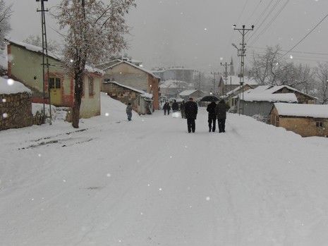 Hakkarinin Çukurca İlçesinde Dün Geceden İtibaren Aralıksız Süren Kar Yağışı, Kentte Günlük Hayatı Olumsuz Yönde Etkiledi