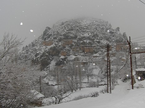 Hakkarinin Çukurca İlçesinde Dün Geceden İtibaren Aralıksız Süren Kar Yağışı, Kentte Günlük Hayatı Olumsuz Yönde Etkiledi