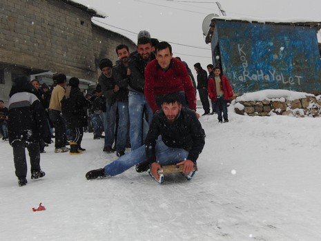 Hakkarinin Çukurca İlçesinde Dün Geceden İtibaren Aralıksız Süren Kar Yağışı, Kentte Günlük Hayatı Olumsuz Yönde Etkiledi