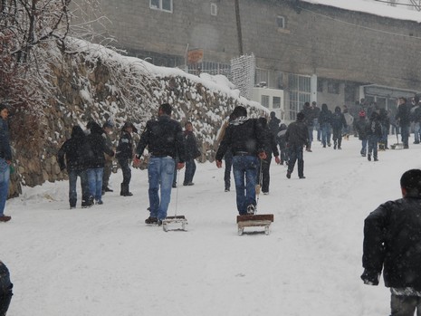 Hakkarinin Çukurca İlçesinde Dün Geceden İtibaren Aralıksız Süren Kar Yağışı, Kentte Günlük Hayatı Olumsuz Yönde Etkiledi