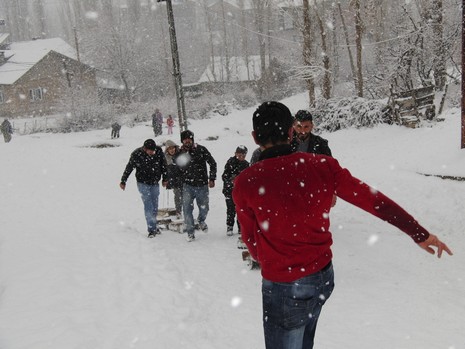 Hakkarinin Çukurca İlçesinde Dün Geceden İtibaren Aralıksız Süren Kar Yağışı, Kentte Günlük Hayatı Olumsuz Yönde Etkiledi