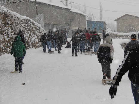 Hakkarinin Çukurca İlçesinde Dün Geceden İtibaren Aralıksız Süren Kar Yağışı, Kentte Günlük Hayatı Olumsuz Yönde Etkiledi