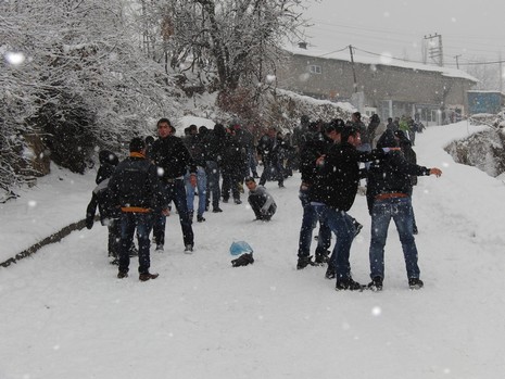 Hakkarinin Çukurca İlçesinde Dün Geceden İtibaren Aralıksız Süren Kar Yağışı, Kentte Günlük Hayatı Olumsuz Yönde Etkiledi