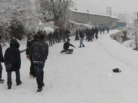 Hakkarinin Çukurca İlçesinde Dün Geceden İtibaren Aralıksız Süren Kar Yağışı, Kentte Günlük Hayatı Olumsuz Yönde Etkiledi